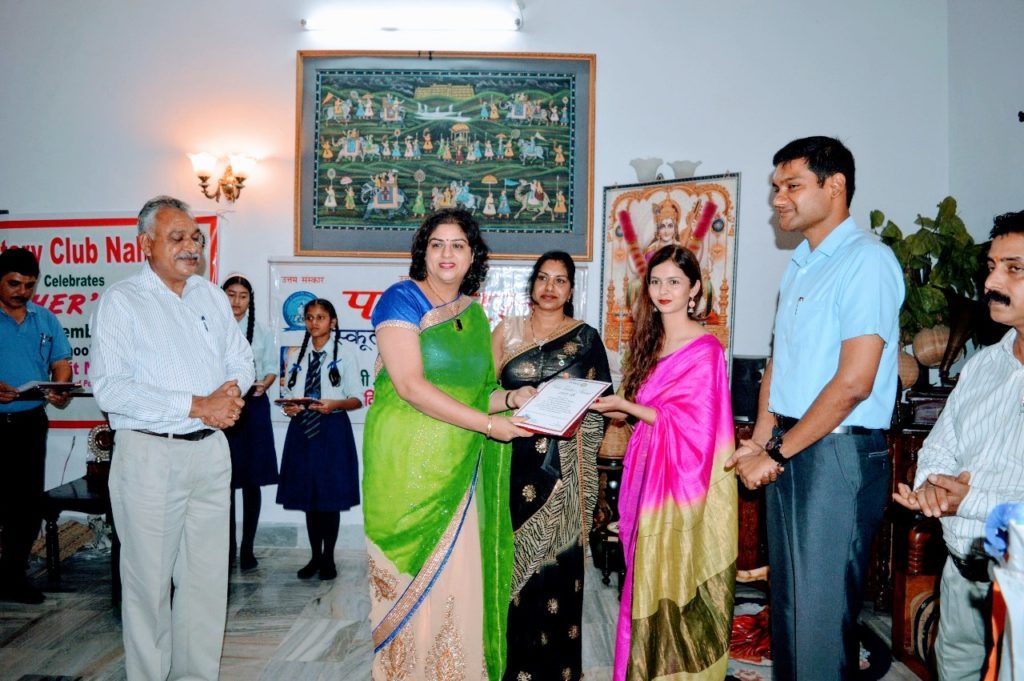 Mrs. Samridhi Attri receiving award.